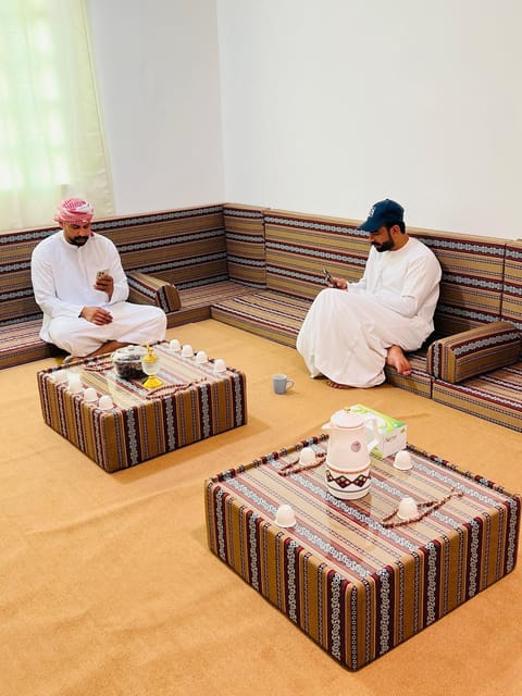 Living room, Seating area, group of guests