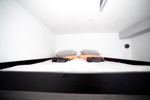 Modern Central Leiden Family Apt - Sleeps 6 and Baby Apartment in Leiden