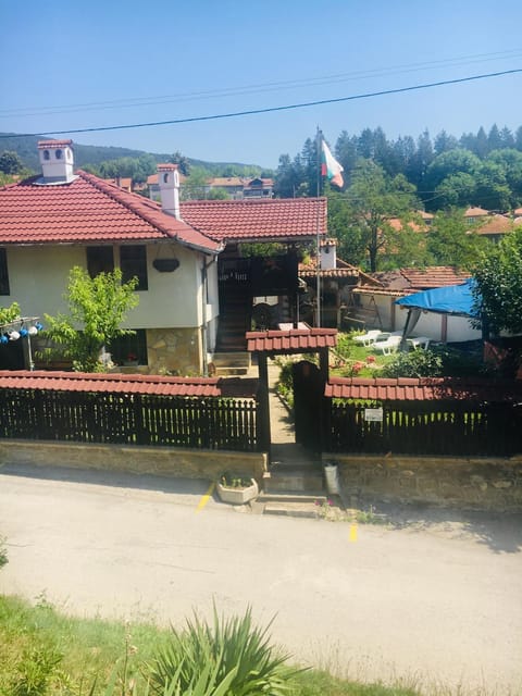 Property building, Day, Natural landscape, Street view, Parking