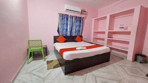 Bed, Living room, Photo of the whole room, Seating area, Bedroom, air conditioner