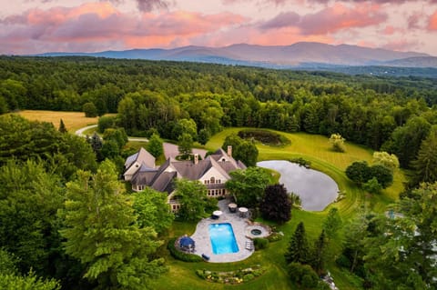 Property building, Day, Natural landscape, Bird's eye view, Mountain view, Pool view, Swimming pool, sunbed