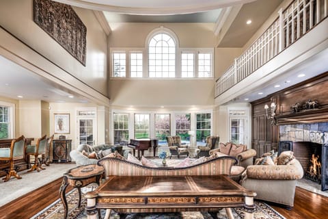 Magnificent Estate Nestled In Picturesque Stowe Villa in Morristown