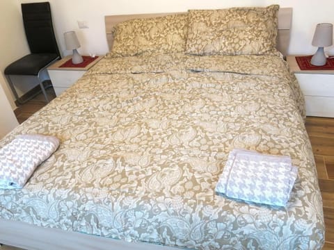 Photo of the whole room, Bedroom, towels