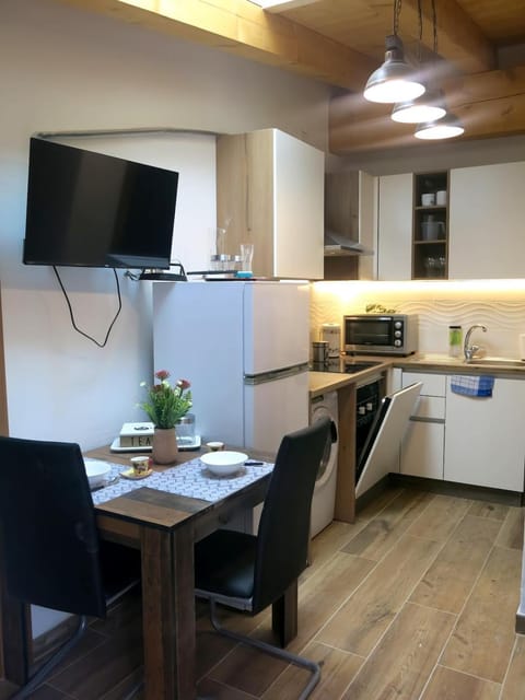 Kitchen or kitchenette, Dining area