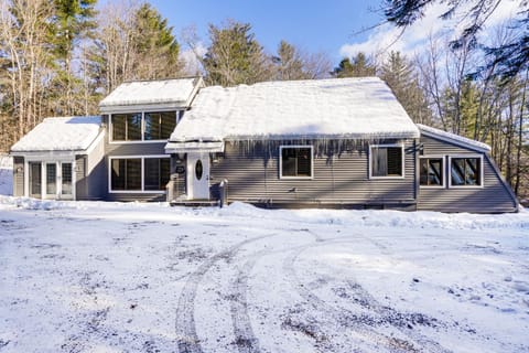 5 Mi to Ski Family-Friendly Home in West Dover! Maison in West Dover