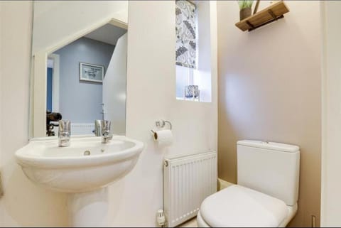 Charming 4-Bedroom Home Bedford House in Nottingham