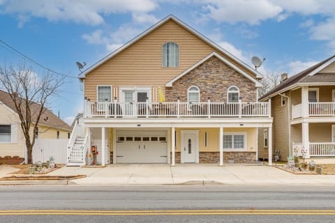 Home with Deck 2 Blocks to Ventnor City Beach! Casa in Ventnor City