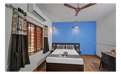 Bed, Photo of the whole room, Bedroom, air conditioner