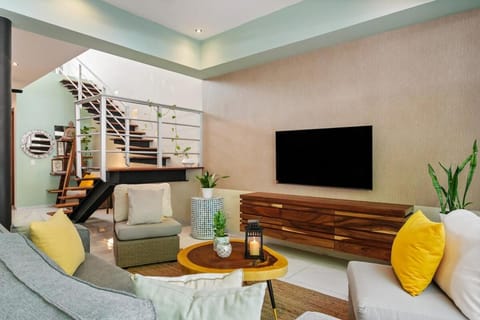 TV and multimedia, Living room, Seating area, Evening entertainment