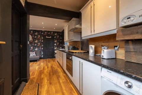 Cosy 3 BDR house,Private Parking,Fits 5, Near City Apartment in Leeds