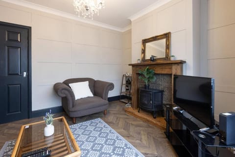 Cosy 3 BDR house,Private Parking,Fits 5, Near City Apartment in Leeds