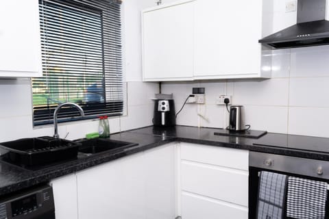 3 Bedrooms homely House sleeps seven comfortably with three double beds and one single bed Free parking on private drive for upto 3 cars vans For business travellers contractors and holiday goers Near all major transport links House in Leicester