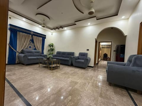 Deluxe Bedroom in Gulshan Apartment in Karachi