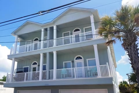 Property building, Day, Balcony/Terrace