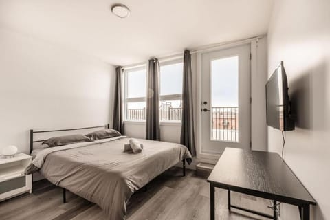 Bed, TV and multimedia, Balcony/Terrace, Bedroom