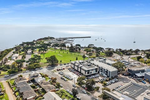 Luxe Beach Penthouse with Bay Views Apartamento in Mornington