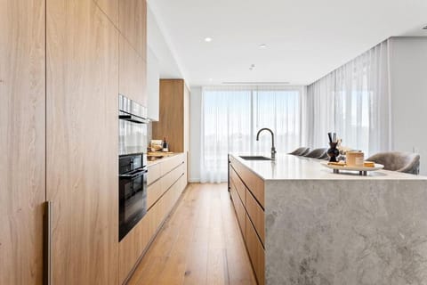 Luxe Beach Penthouse with Bay Views Apartamento in Mornington