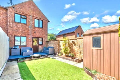 Property building, Patio, Day, Garden, Garden view