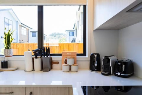 Wellington Wanderlust - Stylish 1BR Home House in Lower Hutt