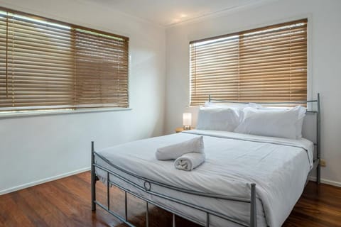 Tranquil 3 Bedroom Modern Style House in Sunnybank House in Brisbane