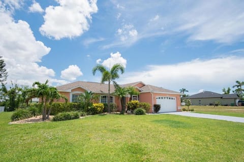 Coastal Charm, Heated Pool & Lanai House in Cape Coral