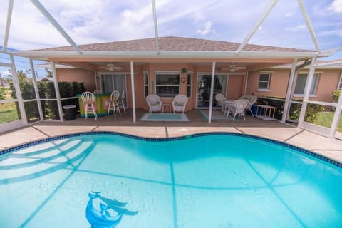 Coastal Charm, Heated Pool & Lanai House in Cape Coral