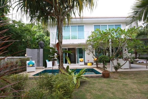 Property building, Garden, Garden view, Swimming pool