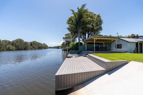 Waterfront Holiday Home House in Central Coast