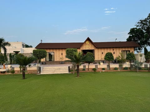 Property building, Day, Garden, Garden view