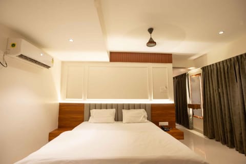 Bed, Photo of the whole room, Bedroom, wardrobe, air conditioner