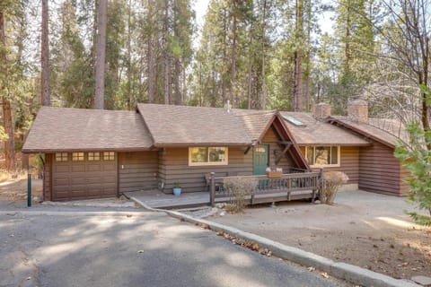 Woodsy Cabin on Strawberry Creek - Steps to Town! Maison in Idyllwild-Pine Cove