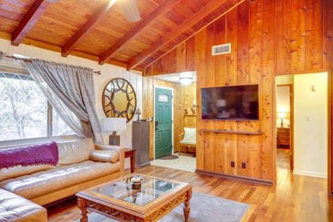 Woodsy Cabin on Strawberry Creek - Steps to Town! Maison in Idyllwild-Pine Cove