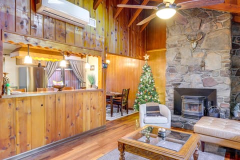 Woodsy Cabin on Strawberry Creek - Steps to Town! Maison in Idyllwild-Pine Cove