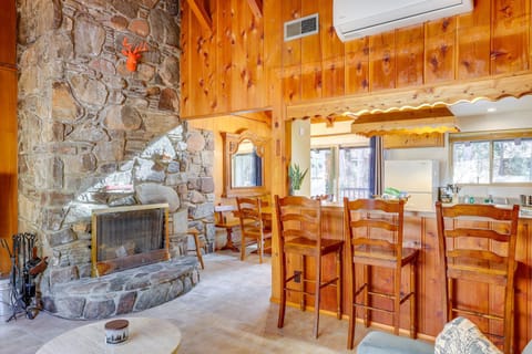 Strawberry Creek Gem with Deck, Walk to Town! Maison in Idyllwild-Pine Cove