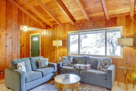 Strawberry Creek Gem with Deck, Walk to Town! Maison in Idyllwild-Pine Cove