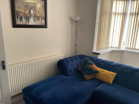 2 Bedroom big Garden & Parking fast wifi, king bed Villa in Birmingham