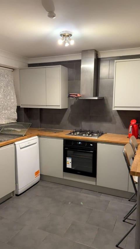 Three bedroom house with parking Apartamento in Gravesend