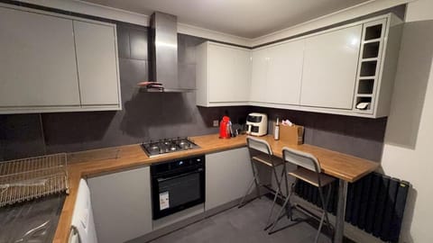 Three bedroom house with parking Apartamento in Gravesend