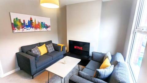 Communal lounge/ TV room, TV and multimedia, Living room, Seating area, Evening entertainment