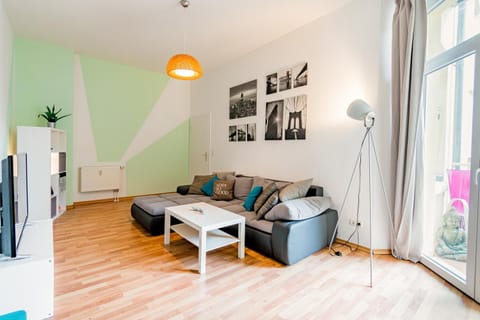 Helle Wohnung mit Balkon in grünen Innenhof - W-LAN, 4 Schlafplätze Apartment in Magdeburg