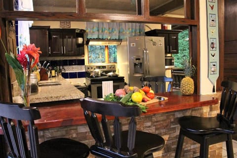 Kitchen or kitchenette, Food and drinks, Dining area, Food, microwave, oven