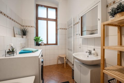 Große Altstadtwohnung im Zentrum, mit Balkon, TOP Lage, 4 Schlafplätzen Apartment in Magdeburg