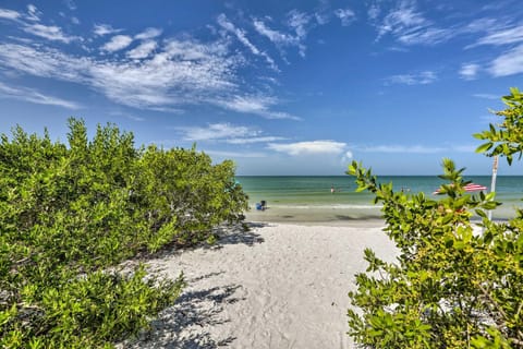 Beachfront Condo with Bay View in Fort Myers Beach! Apartment in Estero Island