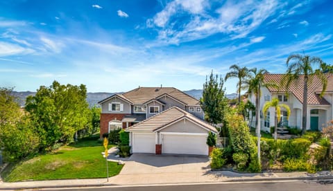 Stunning Hilltop 5BR With View And Hot Tub! House in West Hills