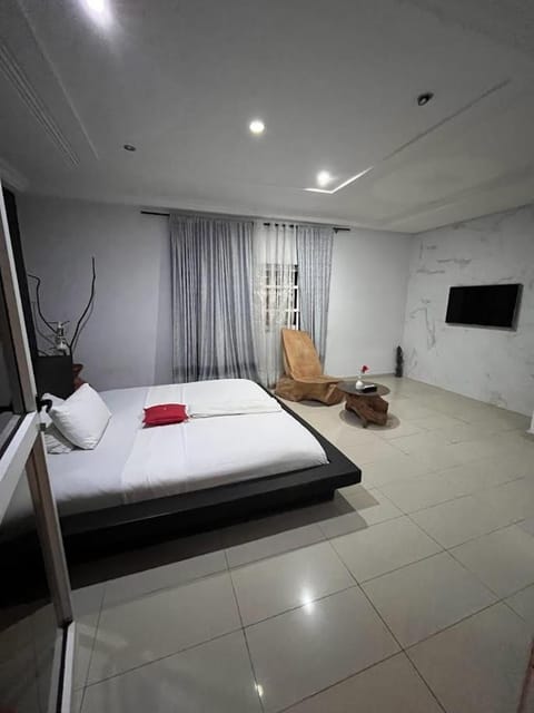 Bed, TV and multimedia, Bedroom