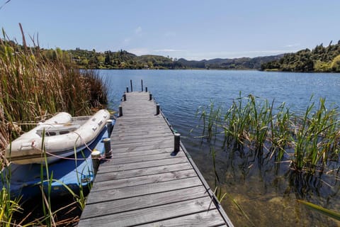 The Bach - Luxury Waterfront Living with Spa Pool House in Rotorua