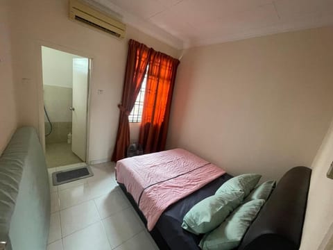 S75 Corner Spacious near Austin Helixuan Yijia Long Sing Restaurant House in Johor Bahru