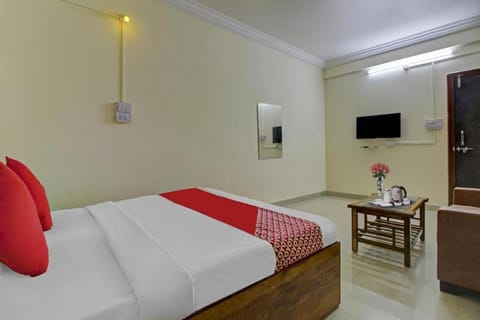 Communal lounge/ TV room, Bed, TV and multimedia, Living room, Photo of the whole room, Seating area, Bedroom