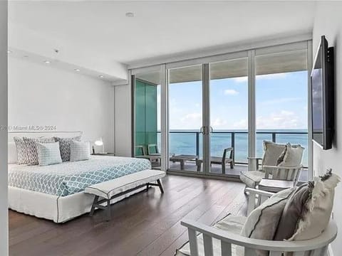 Stunning Oceanfront With Unobstructed Views Apartment in Key Biscayne