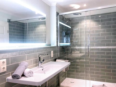 Shower, Bathroom, pet friendly, towels